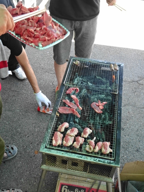 肉を焼く