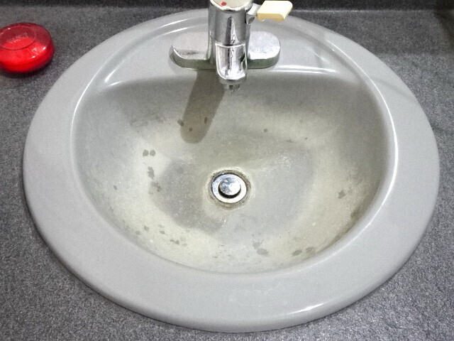 汚れたトイレの洗面台