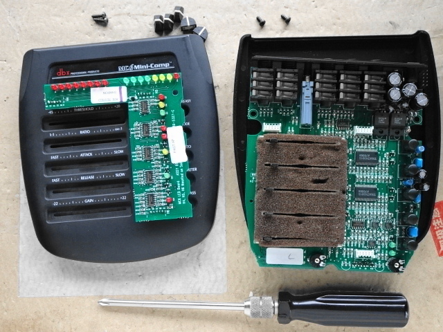 LED表示基板はコネクタ接続