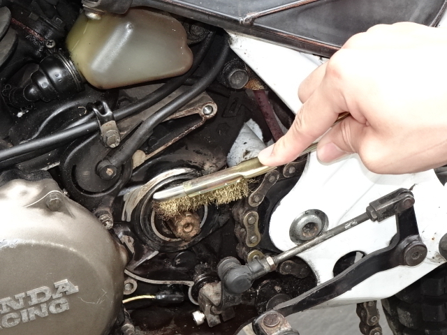 ブラスワイヤーブラシで清掃中