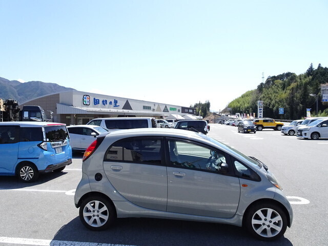 車も客も多い