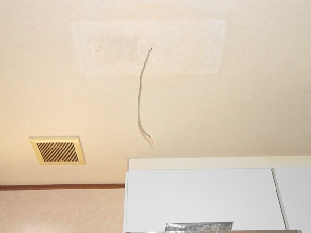 電線がむき出しに
