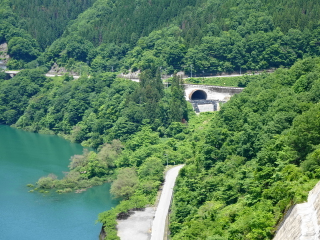 下流でトンネル造成中