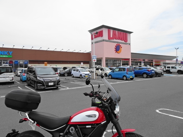 合羽を脱いだラ・ムー土岐店駐車場