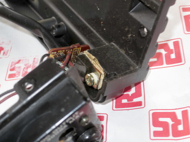 DC6V出力用のレギュレーターも筐体にネジ止め