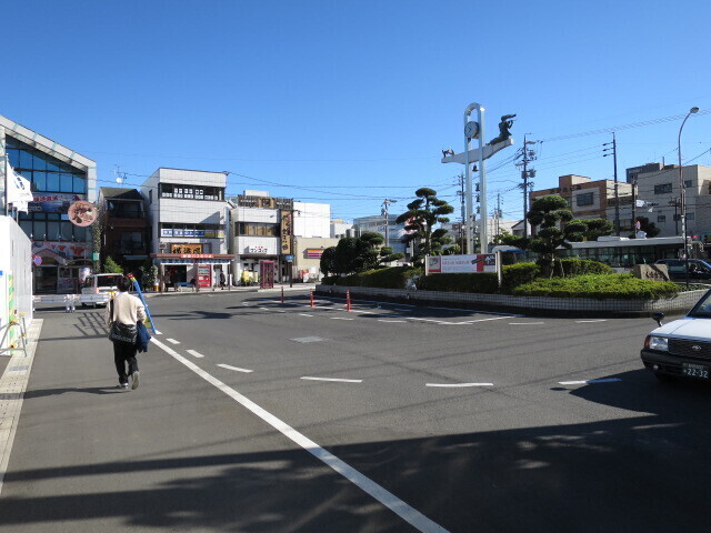 草薙駅の駅前広場で待つ