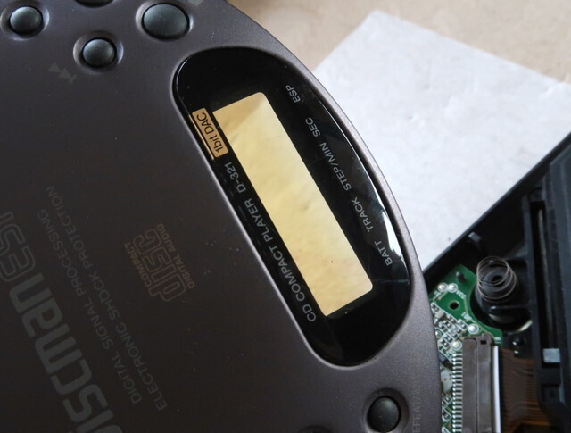 ポータブルCDプレーヤーの修理: ナンチャッテ技術者の凸凹日記 ポータブルCDプレーヤーの修理: ナンチャッテ技術者の凸凹日記