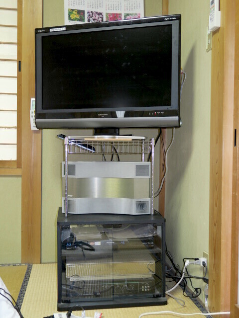 百円ショップのジョイントラックに液晶テレビを載せた