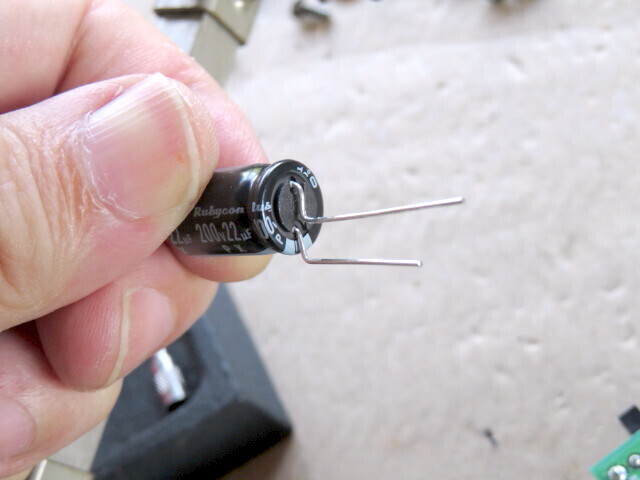 コンデンサの足を加工する