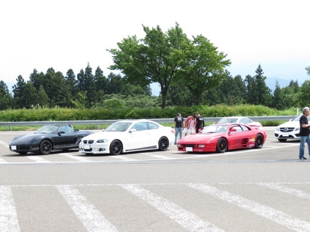 妙高SAに集まった参加車両