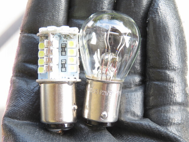 LEDブレーキランプの方が僅かに小さい